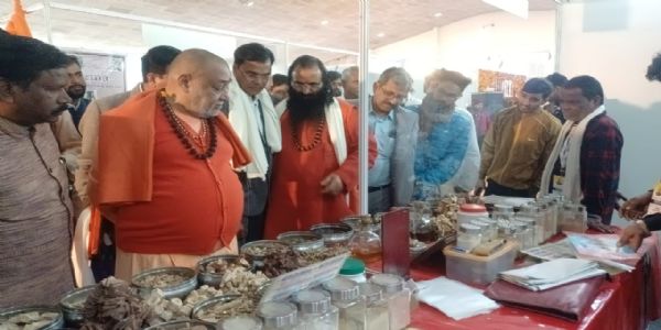 आयुर्वेद उत्पादों का अवलोकन करते हुए