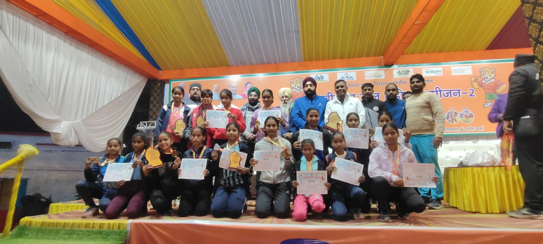 आयोजकों केसाथ विजय टीम के प्रतिभागी