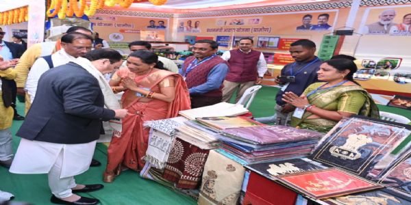 केन्द्रीय स्वास्थ्य मंत्री ने विभागीय स्टॉलों का किया अवलोकन, पात्र हितग्राही योजनाओं से हुए लाभान्वित