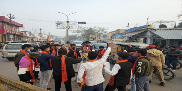 बांग्लादेश में हिंदुओं पर अत्याचार के विरोध में विद्यार्थी परिषद ने फूंका पुतला