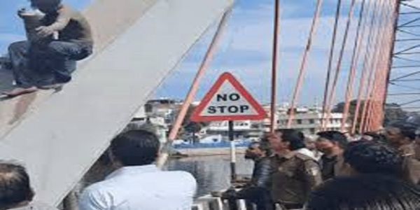 भोपाल के आर्च ब्रिज पर चढ़े युवक का हाई वोल्टेज ड्रामा, पुलिस और नगर निगम की टीम ने समझाइश देकर उतारा