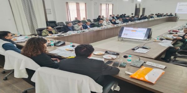 चित्रकूटधाम मंडलायुक्त ने की कानून— विकास कार्यों की समीक्षा, कई अफसरों की गैरहाजिरी से हुए नाराज