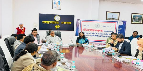 लंबित योजनाओं को समय पूरा कराएं अधिकारी : कालीचरण मुंडा