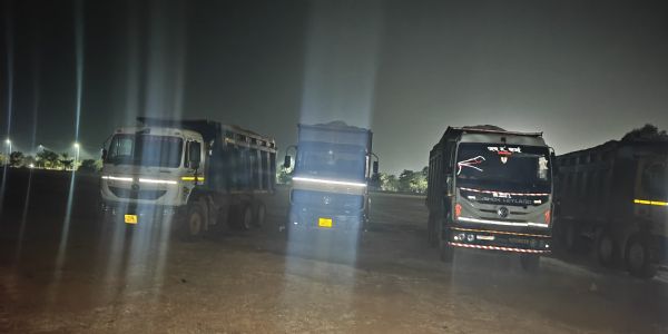 रायपुर : रातभर नाकेबंदी कर खनिज विभाग ने 8 हाईवा किए जब्त