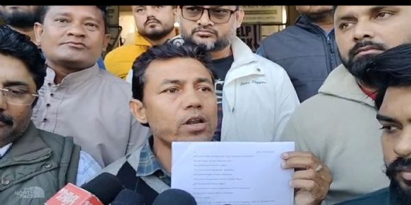 समतल के वाहन चालकों ने पहाड़ पर उत्पीड़न के खिलाफ ज्ञापन सौंपा