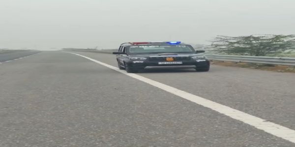 घने कोहरे में सड़क सुरक्षा को लेकर औरैया पुलिस का जागरूकता अभियान, 14 पुलिस वाहन हाइवे पर रवाना