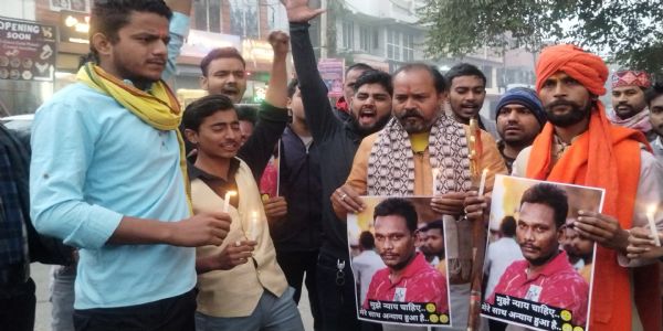 हिन्दुओ पर हो रहे अत्याचार के विरोध में कैंडल मार्च निकाल बांग्ला देश सरकार का पुतला फूंका