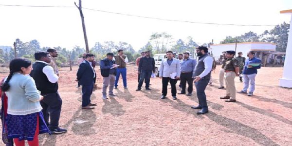 राष्ट्रपति द्रौपदी मुर्मू के प्रस्तावित आगमन की तैयारी के संबंध में कलेक्टर एवं एसएसपी ने आगडीह का किया निरीक्षण