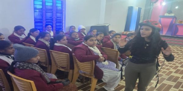 अंतर्राष्ट्रीय पर्वतारोही समीरा पहुंची नवादा, छात्राओं को दिये बहादुरी के टिप्स