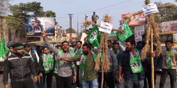 झामुमो छात्र मोर्चा ने केंद्र के खिलाफ निकाली चुल्लू भर पानी यात्रा