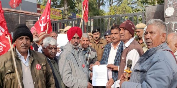 फतेहाबाद :डीसी दफ्तर पर प्रदर्शन की जलाई मनरेगा पर नए कानून की प्रतियां