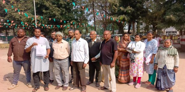 देशी शराब भट्ठी को लेकर आक्रोश, कलेक्‍टर काे सौपा ज्ञापन