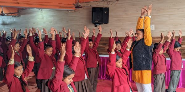 तीन दिवसीय बाल योग संस्कारशाला शिविर का शुभारंभ, बच्चों ने सीखा योग और प्राणायाम