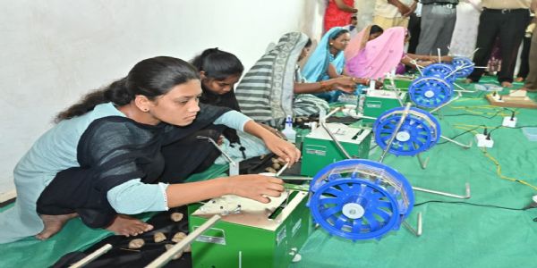 धमतरी : घर-घर रोजगार, हाथ-हाथ हुनर: नगरी का रेशम क्लस्टर बनेगा मिसाल