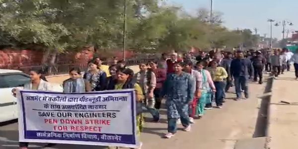 पीडब्ल्यूडी इंजीनियर्स का मौन प्रदर्शन, मुख्यमंत्री के नाम साैंपे ज्ञापन