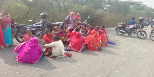 लखनऊ: सड़क हादसे में बाइक सवार युवक की मौत, परिजनाें ने किया सड़क जाम