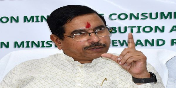 रेल किराये में एक पैसा प्रति किमी की वृद्धि पर राजनीति नहीं हाेनी चाहिए: प्रल्हाद जोशी