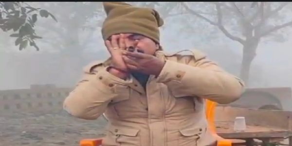 पुलिस कर्मी के हाथ में चिलम,गांजा और गिलास- वर्दी हुई शर्मसार