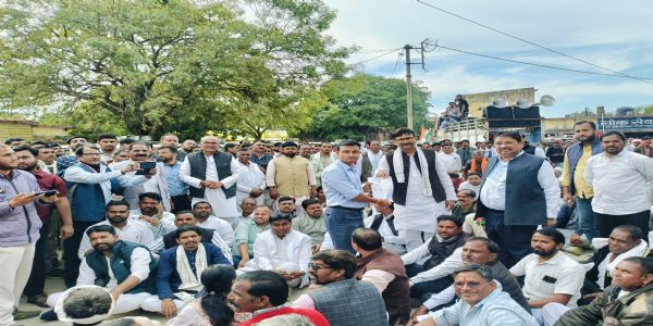 रतलाम : खाद-बिजली समस्या को लेकर किसानों  का धरना प्रदर्शन