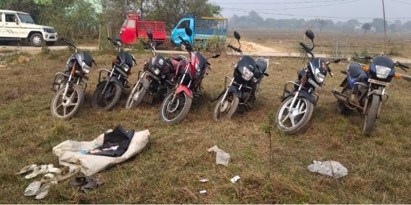 जुए के खिलाफ पुलिस की कार्रवाई, सात बाइक और नकद बरामद