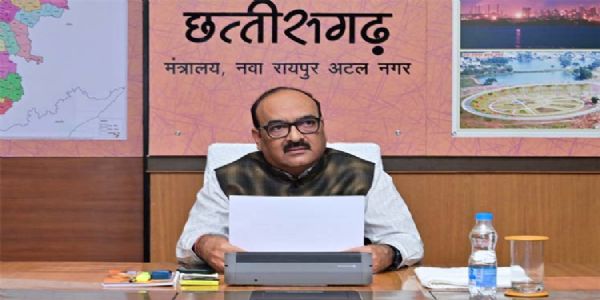 आधार कार्ड सभी को उपलब्ध करायें: मुख्य सचिव विकासशील