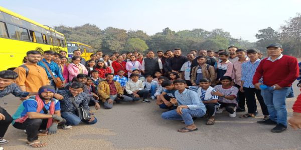 रायपुर : राज्य स्तरीय युवा महोत्सव के लिए युवा कलाकारों का दल रवाना