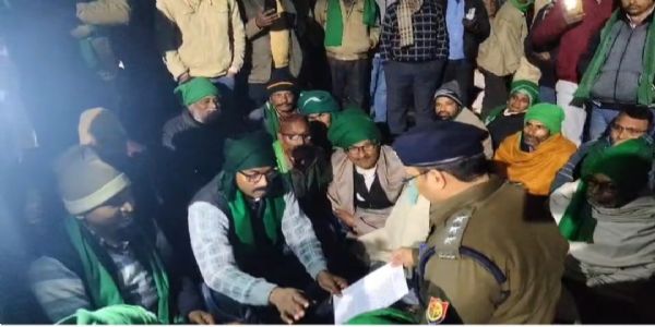 दरोगा के व्यवहार से आहत भाकियू नेताओं ने किया कोतवाली का घेराव