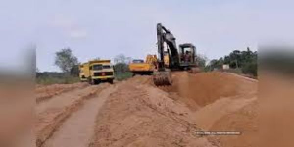 पत्थरों के नीचे दबा मजदूर, हादसे के बाद खनन माफिया फरार