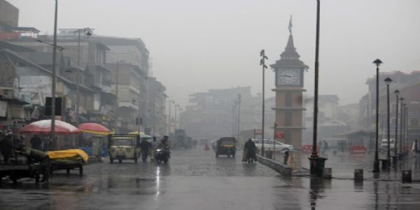 जम्मू और कश्मीर के कुछ हिस्सों में मंगलवार सुबह तक हल्की बारिश और बर्फबारी की संभावना