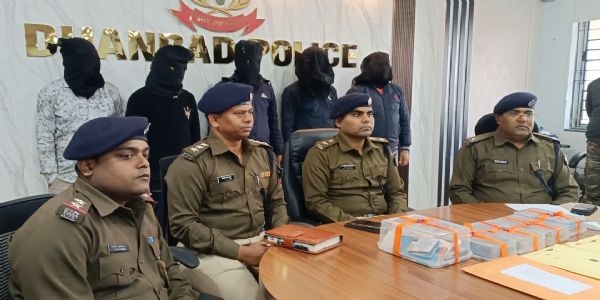 होटल से पांच साइबर अपराधी गिरफ्तार, मोबाइल फोन और दर्जनों एटीम कार्ड बरामद