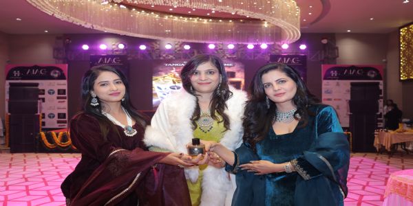 ग्लिटरिंग ज़ोडियक फैशन शो ने बिखेरा सितारों का जादू एआईएसी सीजन में