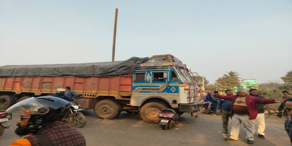 ट्रक की चपेट में आई स्कूटी सवार शिक्षिका