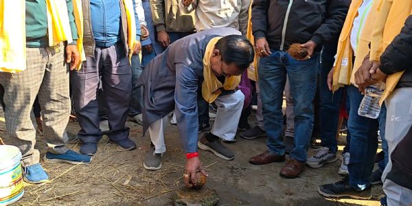 पक्की सड़क निर्माण का विधायक ने रखा आधारशिला