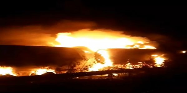 ट्रेलर व ट्रक में भीषण भिड़ंत के बाद लगी आग : ट्रेलर चालक जिंदा जला