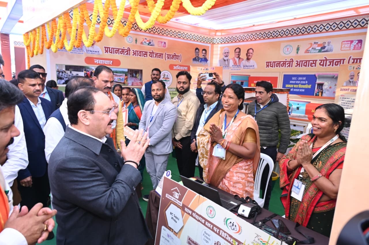 केन्द्रीय स्वास्थ्य मंत्री जे.पी. नड्डा और मुख्यमंत्री विष्णु देव साय ने जनादेश परब में विभागीय स्टॉलों का किया अवलोकन, पात्र हितग्राही विभिन्न योजनाओं से हुए लाभान्वित