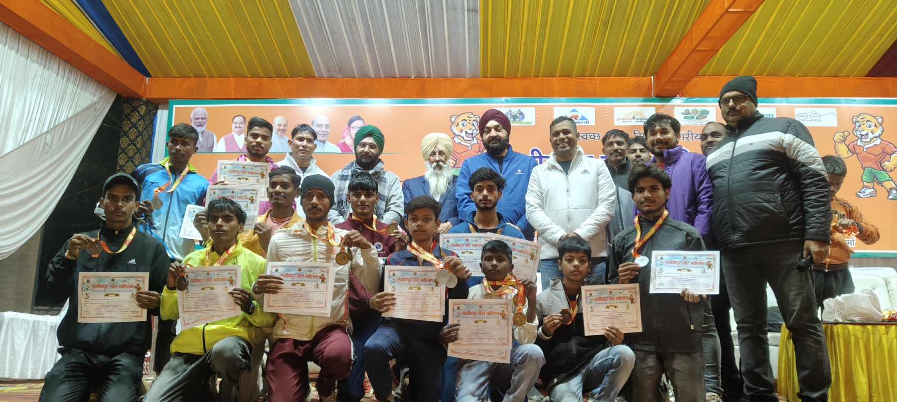 आयोजकों केसाथ विजय टीम के प्रतिभागी