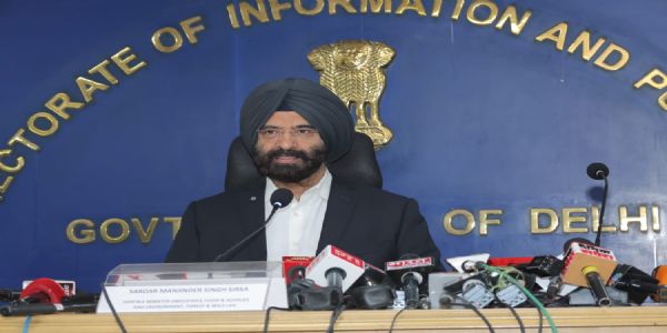 दिल्ली सचिवालय में  प्रेस कांफ्रेंस को संबोधित करते दिल्ली के पर्यावरण मंत्री मनजिंदर सिंह सिरसा