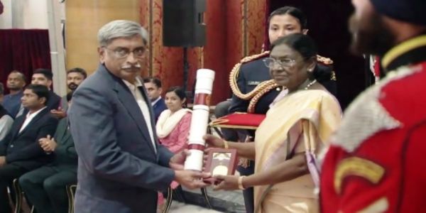 राष्ट्रपति द्रौपदी मुर्मु मंगलवार को राष्ट्रीय विज्ञान पुरस्कार प्रदान करते हुए