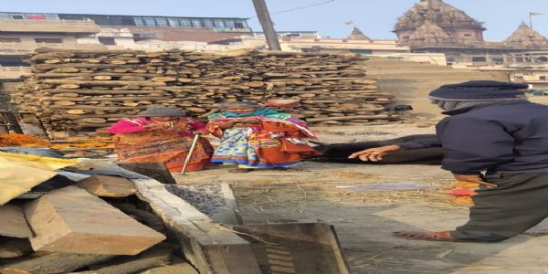 मणिकर्णिकाघाट पर तमिलनाडु की वृद्ध महिला