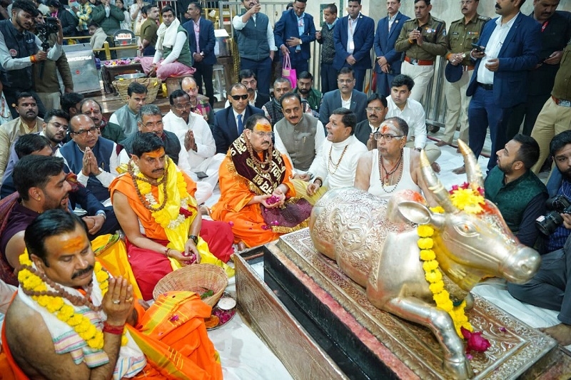 केन्द्रीय मंत्री जेपी नड्डा भगवान महाकाल का पूजन करते हुए
