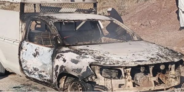 हमले में पुलिस वैन बुरी तरह क्षतिग्रस्त हो गई। फोटो साभार - डान हमले में पुलिस वैन बुरी तरह क्षतिग्रस्त हो गई। फोटो साभार - डान