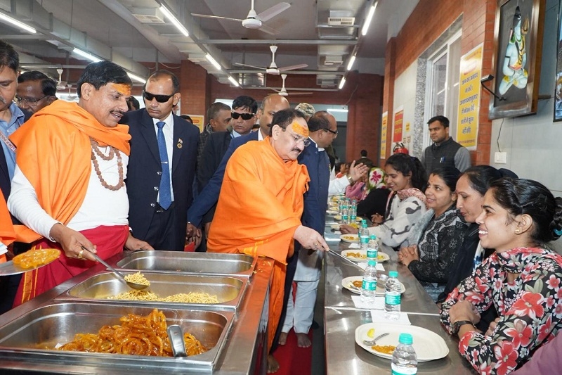 केन्द्रीय मंत्री जेपी नड्डा महाकालेश्वर मंदिर में अन्न प्रसादी ग्रहण करते हुए