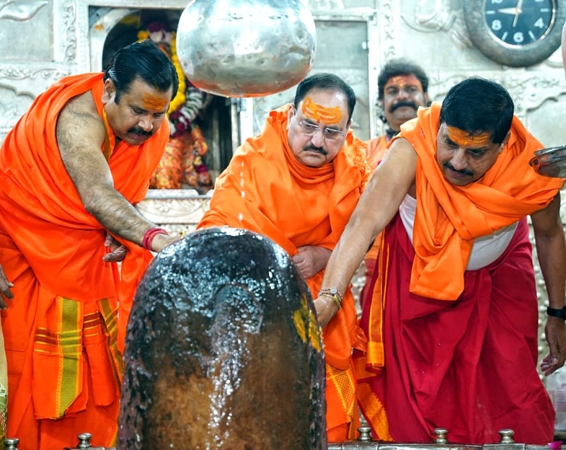 केन्द्रीय मंत्री जेपी नड्डा भगवान महाकाल का पूजन करते हुए