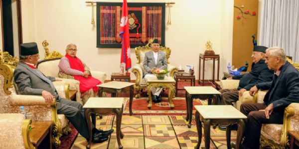 राष्ट्रपति प्रधानमंत्री और शीर्ष नेताओं की बातचीत