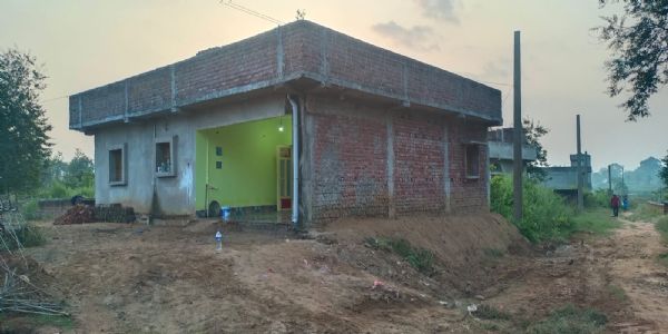 घरवालों को बंधक बनाकर लाखों रुपये की संपत्ति लूटी