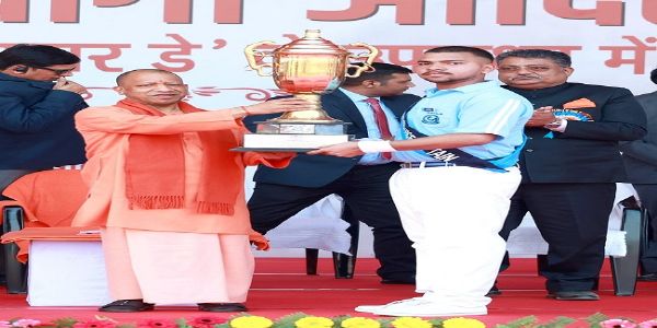 इतिहास से प्रेरणा लेकर समाज को आगे बढ़ाना होगा : योगी आदित्यनाथ