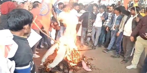 बांग्लादेश में हिंदू समुदाय पर हिंसा के विरोध में प्रदर्शन, पुतला फूंका