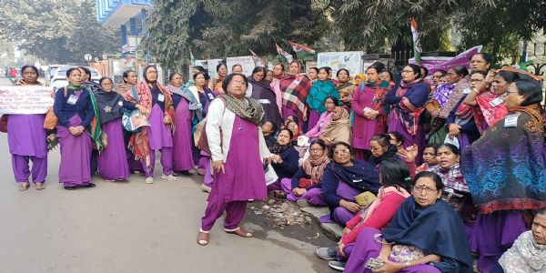 वेतन वृद्धि की मांग को लेकर दुर्गापुर तथा आसनसोल नगर निगम की आशा कर्मी की हड़ताल