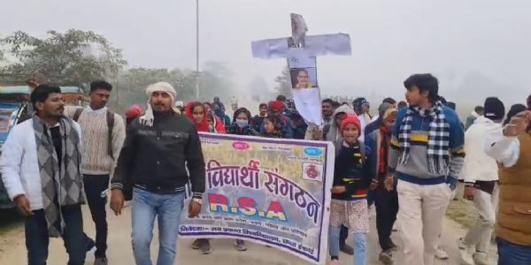 शोध छात्र संगठन ने जय प्रकाश विश्वविद्यालय का किया घेराव