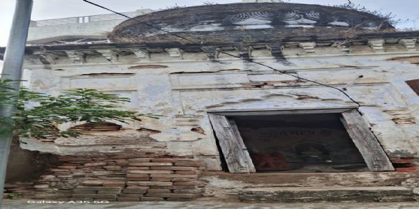 डेढ़ सौ वर्ष पुराना शिव मंदिर खंडहर में तब्दील, मरम्मत की उठी मांग